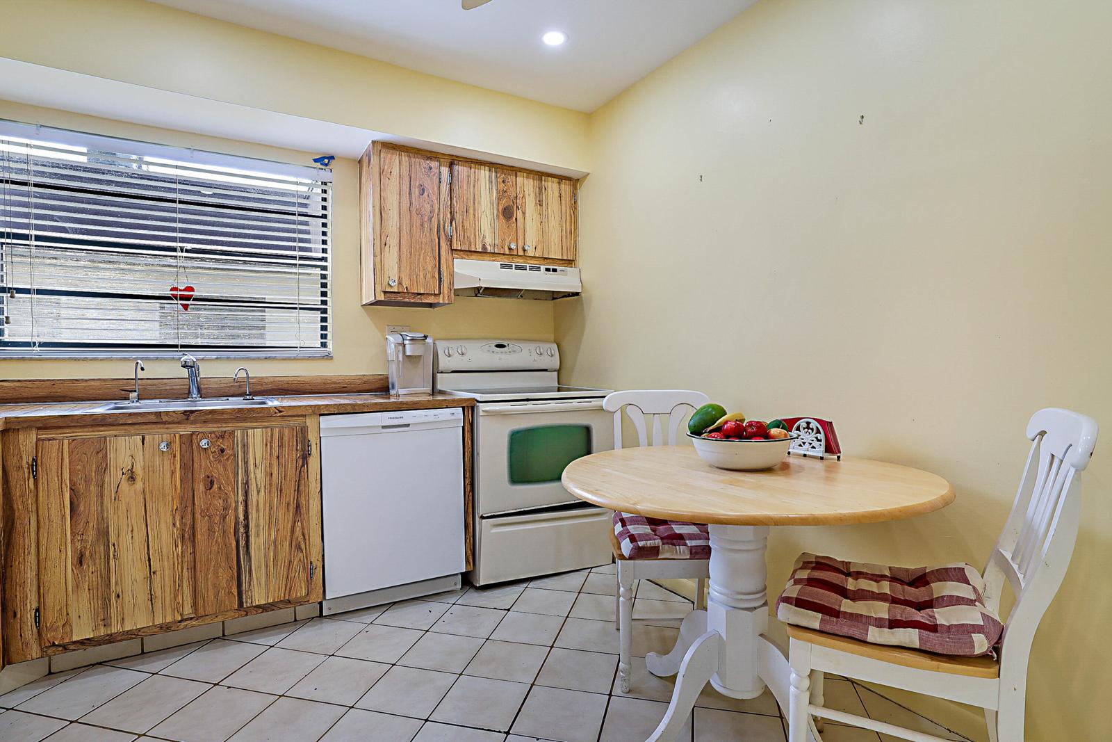 76 Capri B, Delray Beach, FL 33484 - kitchen with breakfast table