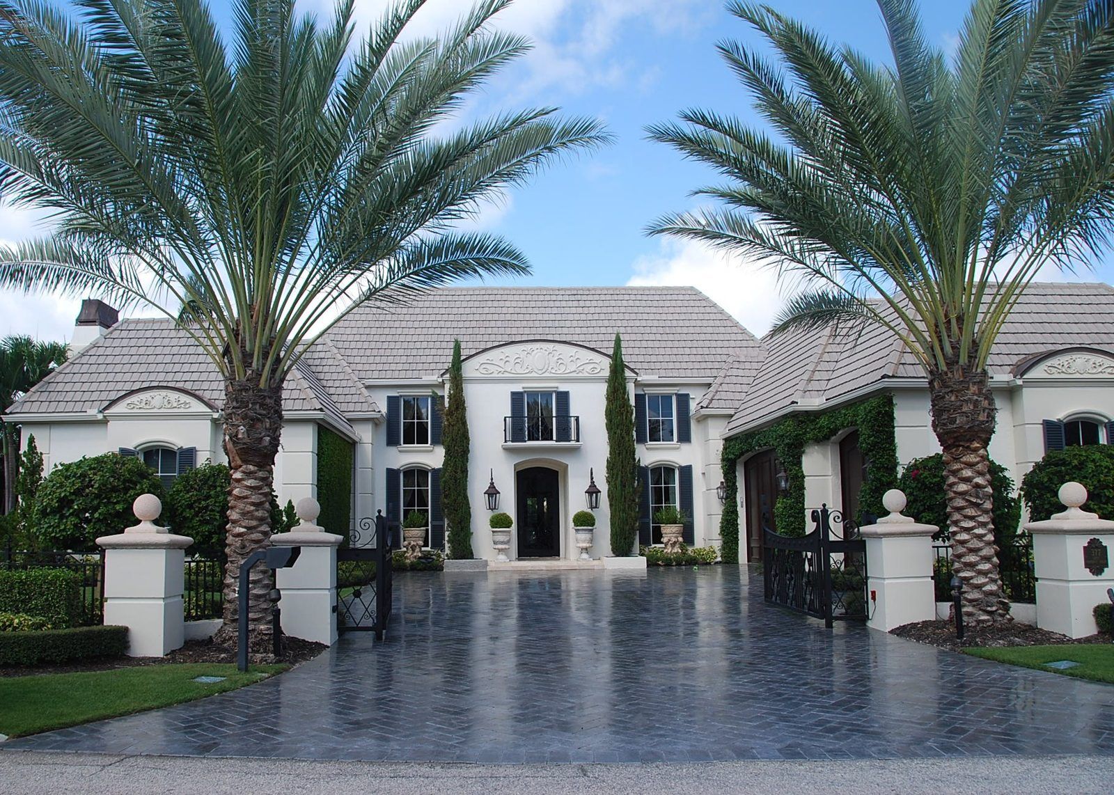Estate home in Royal Palm Yacht & Country Club, Boca Raton